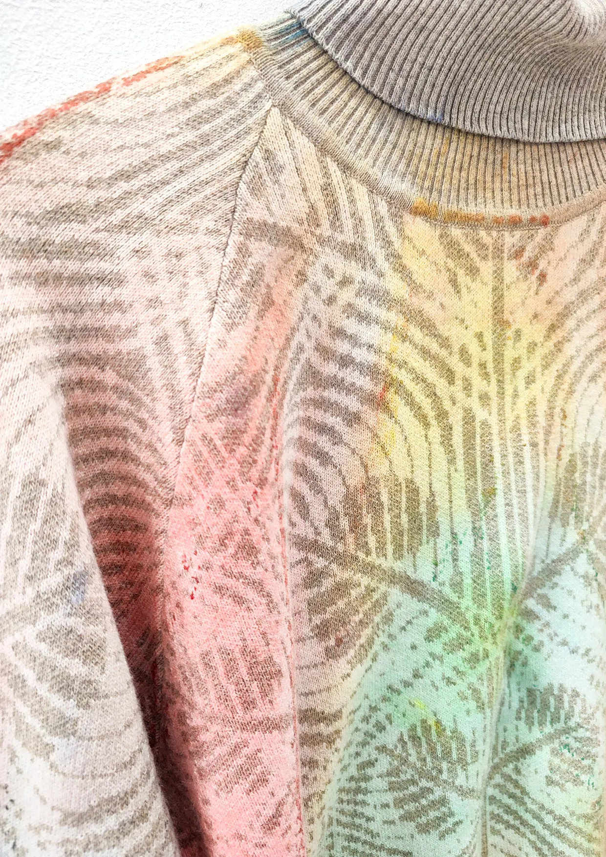 HANDPAINTED - SWEATER TURTLENECK - KNIT JACQUARD beige/white painted